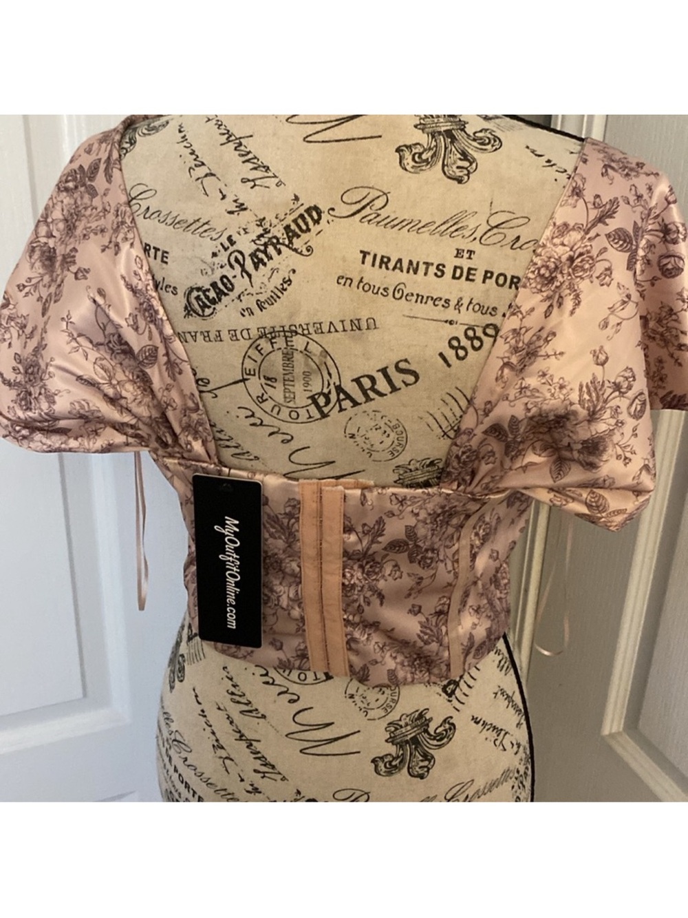 Vintage-Inspired Pink Floral Crop Top